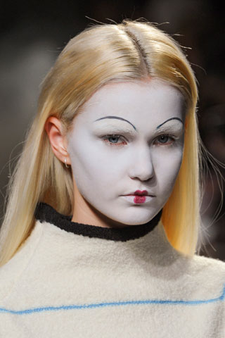 Halloween: trucco last minute . 10 idee per un make up... terrificante . Aganovich-bty-F12-001