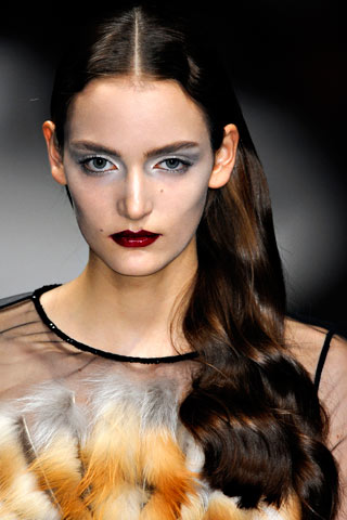 Halloween: trucco last minute . 10 idee per un make up... terrificante . Viktor-e-Rolf-bty-F12-015