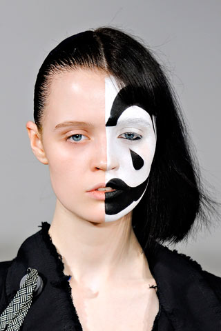 Halloween: trucco last minute . 10 idee per un make up... terrificante . Willhelm-bty-F12-003