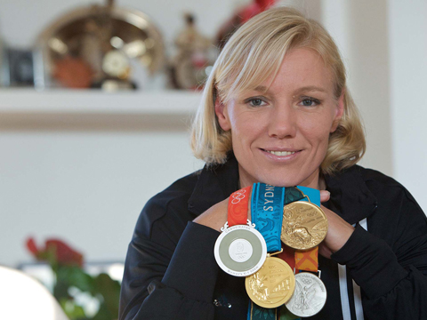 Josefa Idem mostra le medaglie olimpiche vinte per l'Italia: un oro, due argenti e un bronzo. Un altro bronzo lo ha conquistato a Los Angeles nel 1984 quando gareggiava per la nazionale tedesca.