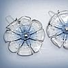 Gli orecchini di plastica
