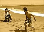 Qui sopra, Paolo Badano mentre gioca a racchettoni in spiaggia. Sotto, Paolo a New York