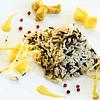 Piramide di riso nero venere e basmati con quadrucci di ananas e pollo