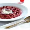 Risotto alla barbabietola guarnito con crema di sedano rapa
