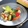 Verdure cotte al vapore con salsa al limone e pane allo zafferano