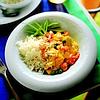 Gamberetti e uova strapazzate con piselli e riso Basmati
