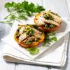 Pomodori grigliati con sgombro, capperi e scorza di limone