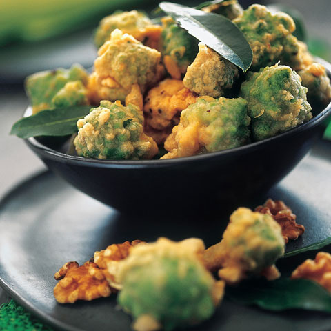  Cavolfiore verde in pastella con noci e alloro