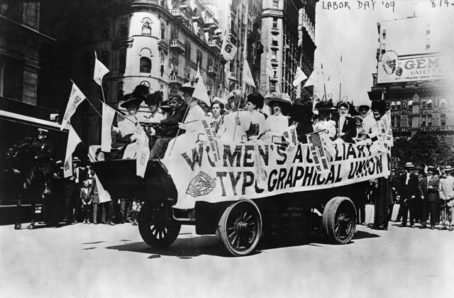 Nel 1908 a New York, USA, migliaia di donne sfilano per ottenere lavoro e paga più dignitosi. Nel 1908 a New York, USA, migliaia di donne sfilano per ottenere lavoro e paga più dignitosi.