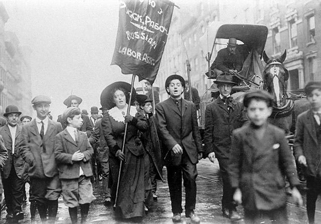 L'8 marzo del 1917 le donne russe guidarono una grande manifestazione contro la guerra, che diede inizio alla rivoluzione che portò alla caduta degli Zar