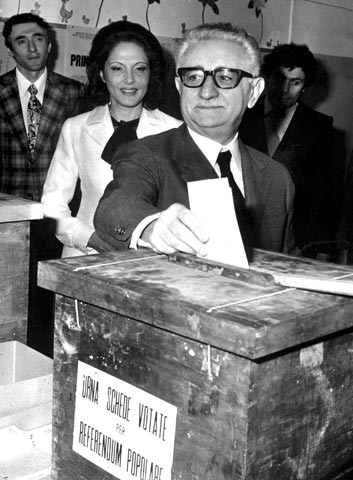 1974 Giovanni Leone e la moglie Vittoria al voto per il referendum sulla legge sull' aborto