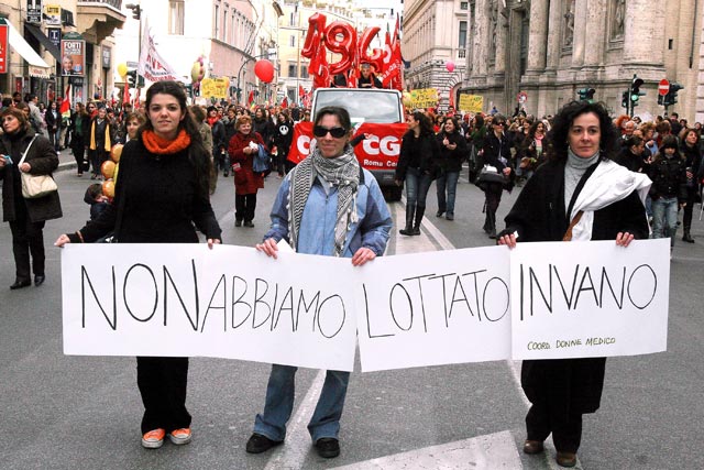 Nel 2008 le donne scendono in piazza per difendere il diritto delle donne all'interruzione di gravidanza volontaria