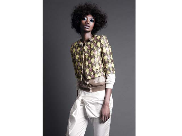 Bolero .normaluisa, cardigan Lanificio Colombo, pantaloni Anne Valerie Hash, collana Damir Doma.