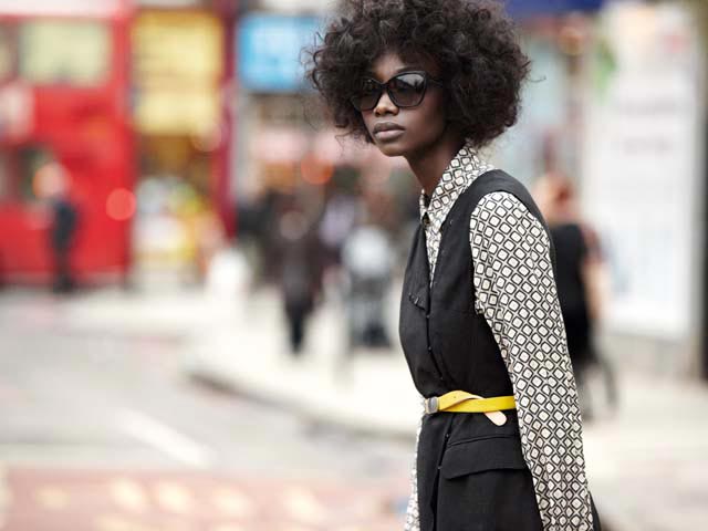 Camicia Malìparmi, abito Dries Van Noten, cintura Antipodium, occhiali Chanel.