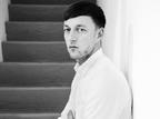 Nasce a Parigi C�dric Charlier. Produce l'italiana Aeffe