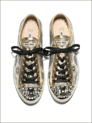 Sneakers di pelle con applicazione di pietre preziose in punta, Miu Miu (a partire da 295 €).