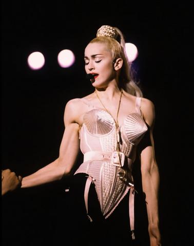 Madonna in guêpière Jean Paul Gaultier durante il tour Blond Ambition