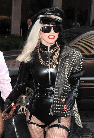 Lady Gaga con guêpière versione sadomaso
