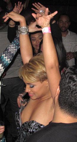 Naomi Defensor durante una serata in un club di New York 