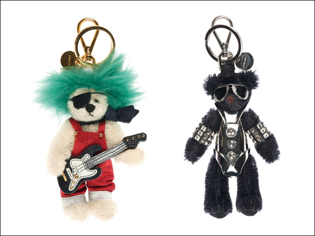 Prada - Anima rock e voglia di giocare si mischiano nei Teddies di Prada, tricks in peluche con accessori in metallo finitura oro e logo Prada impresso su medaglietta in metallo (€150) Prada - Anima rock e voglia di giocare si mischiano nei Teddies di Prada, tricks in peluche con accessori in metallo finitura oro e logo Prada impresso su medaglietta in metallo (€150)
